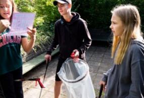 Elever samler skrald i forbindelse med et Åben Skole forløb booket gennem Skolen i Virkeligheden